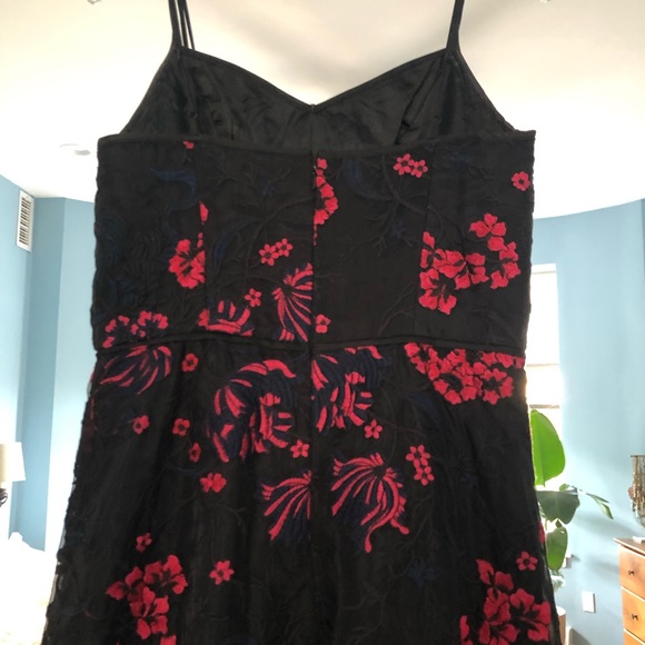 Beautiful embroidered gown - Picture 3 of 4